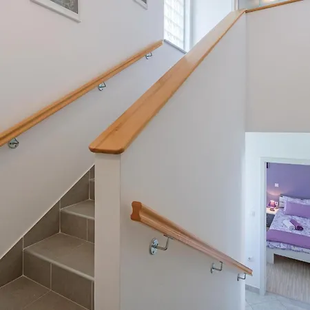 Cozy In Pula With Wifi Póla