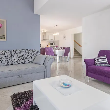 Cozy In Pula With Wifi